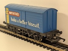 Hornby R727 OO Gauge McVitie’s Biscuits Closed Van