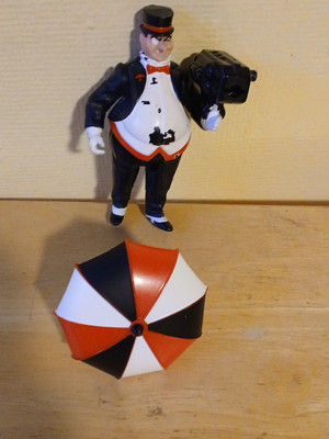 1992 Batman Returns PENGUIN Action Figure Hypno Spin Blast-Off Umbrella Kenner