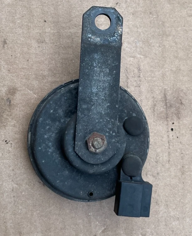 Toyota Prius V 2012-2017 bocina tono paso alto delantero derecho Foto 2 de 4