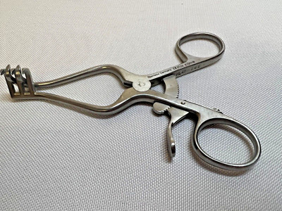 V. Mueller OS5532 Weitlaner Baby Retractor 2 X 3 Sharp Prong 4-1/4'' Length