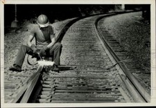 1984 Press Photo Railway Worker Mike Long Repairs Railroad Track, Fort Mill, SC