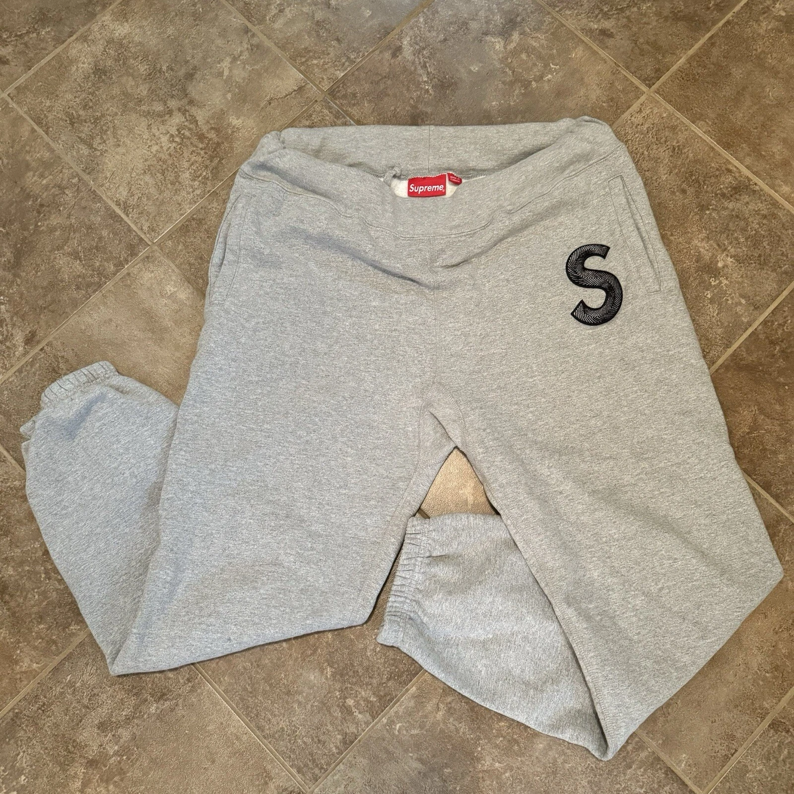 Pantalon de survêtement logo Supreme S FW20P39 gris bruyère taille grande