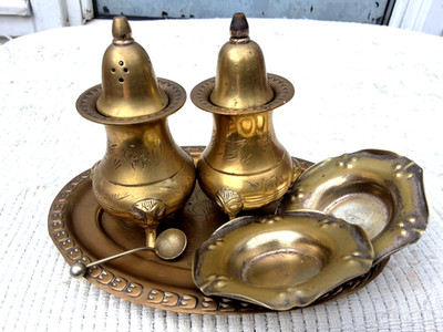 VINTAGE MESSING SALZ & PFEFFERSTREUER auf TABLETT & 2 KLEINE E.P.N.S. SCHALEN & LÖFFEL
