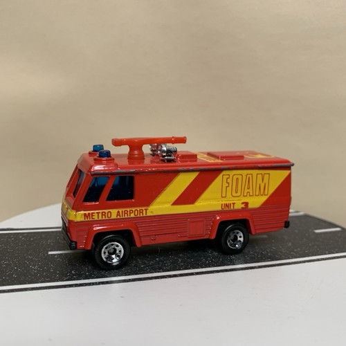 1985 Matchbox MB-54 Airport Foam Tender Fire Truck Commander Vehicle Red/Yellow - Picture 2 of 13