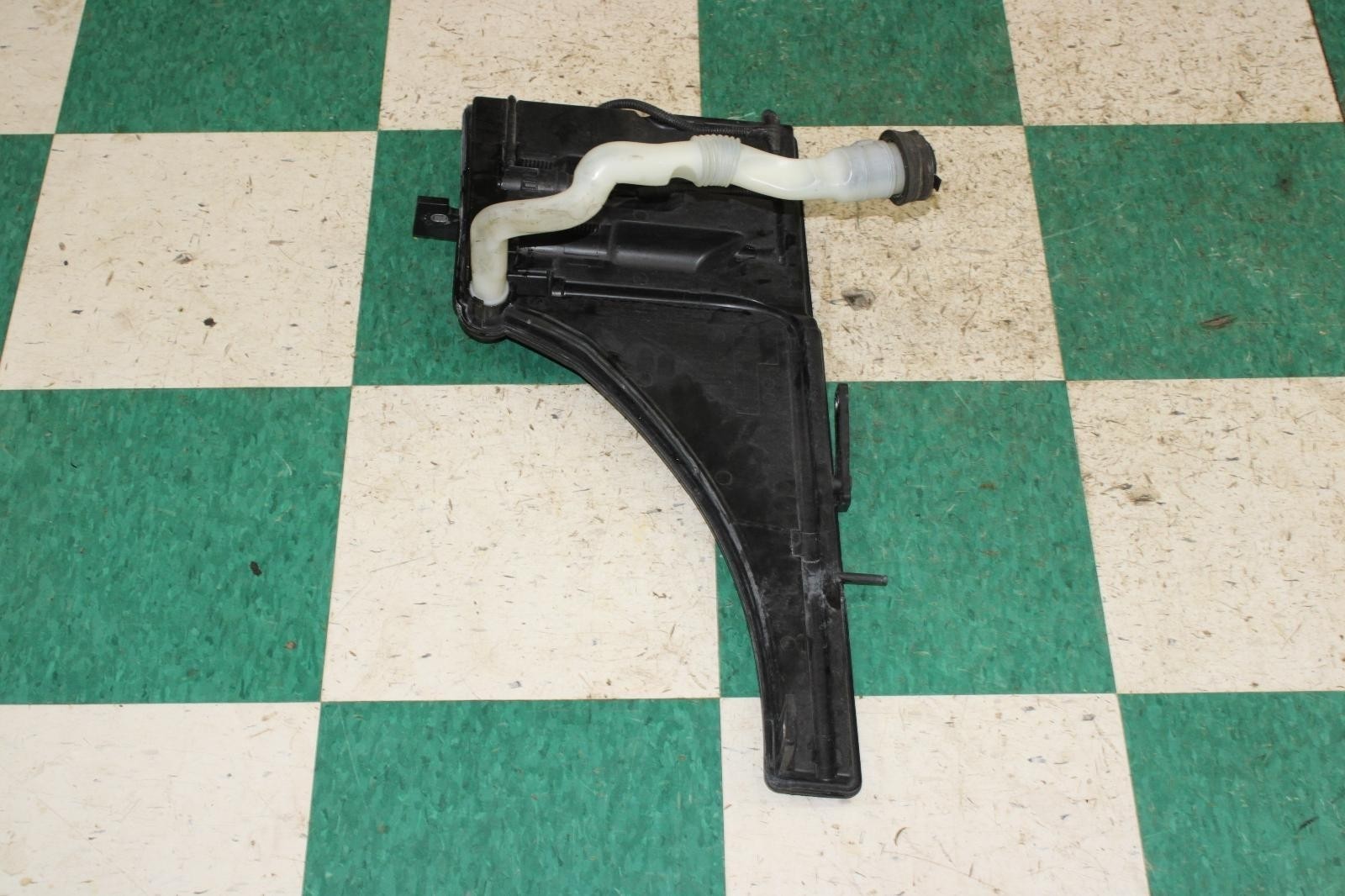Maserati Ghibli 2014-2021 Washer reservoir