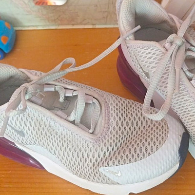 Nike Air Max Unisex Kinder Sneaker EU 28,5 Beige/Weiß/Lila  Kleine Macke Vorne