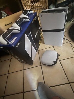 PS5 Pro 2TB Weiß 3 Monate alt Neuzustand komplett in OVP , 3 Controller + 1 case