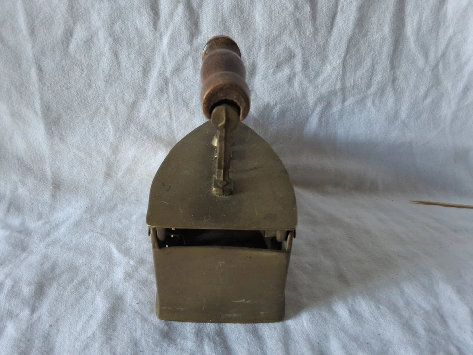 Ancien Fer a repasser à braises En Laiton doré Poignée En Bois Avec Sa Patine  - Photo 4/4