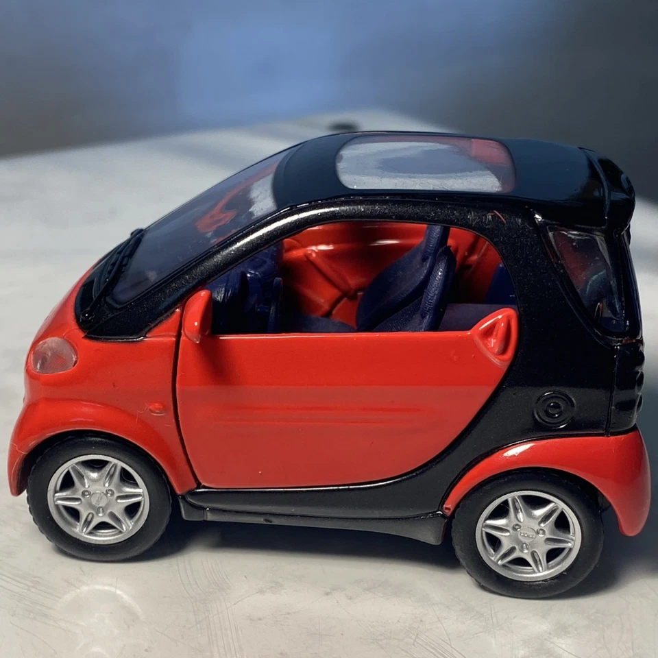 Maisto 1/33 Scale 31852 - Smart 1+1 Model Car Red - Image 3 of 4