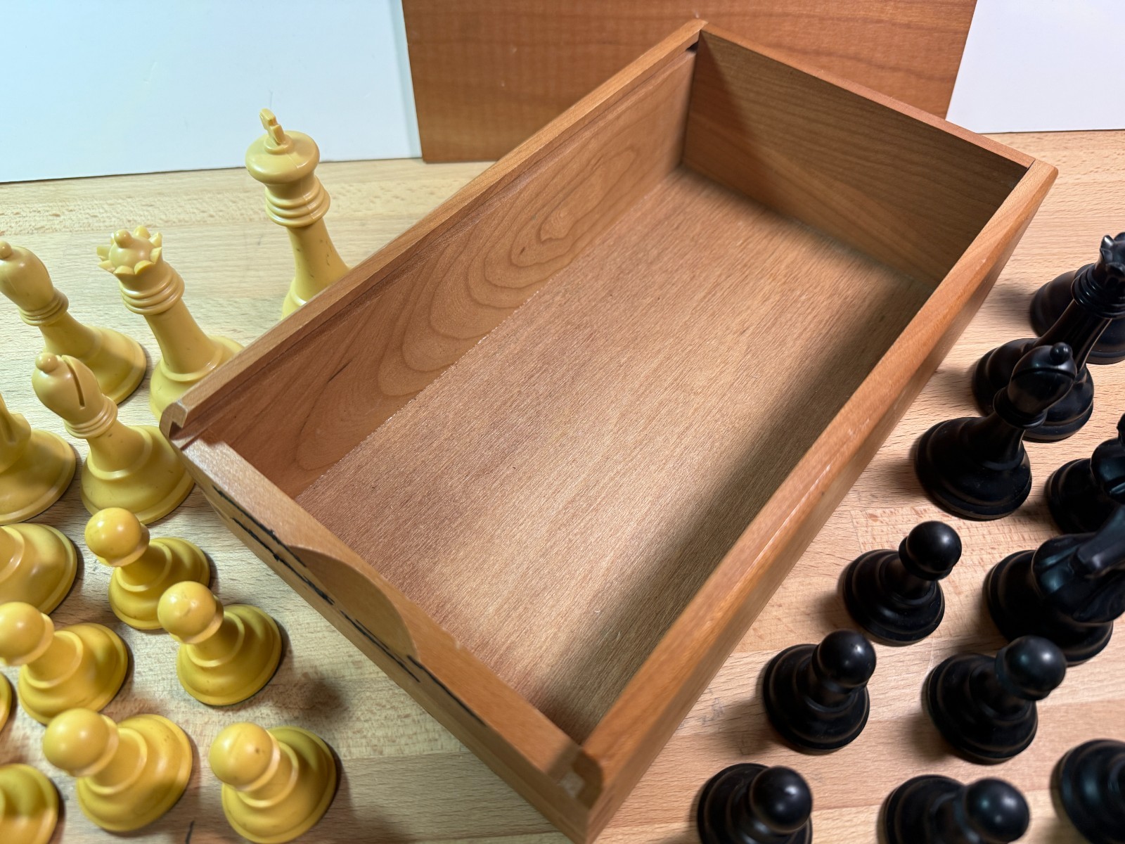 DRUEKE Extra Heavy Chess Piece Butterscotch Black 3 5/8" King Players Choice Box