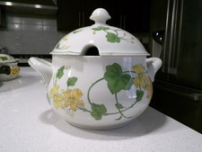 VILLEROY BOCH GERANIUM ROUND COVERED VEGETABLE SERVING BOWL