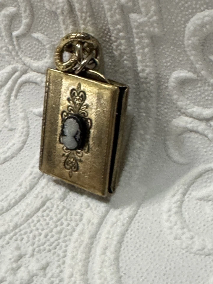 Berloque medalhão colar assinado cabeça rosa Hello Kitty TARINA TARANTINO *Leia* - Imagem 3 de 4