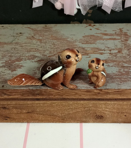 HTF Hagen Renaker Designers Workshop Mama Baby Chipmunk Holding Acorn Figurines