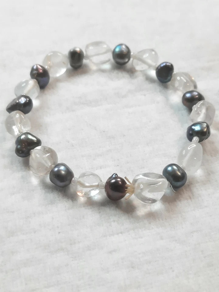 Pulseira de cristal vintage do final dos anos 1900 pérolas cinzentas e rocha mede 2 polegadas de diâmetro - Imagem 2 de 3