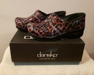 leopard dansko