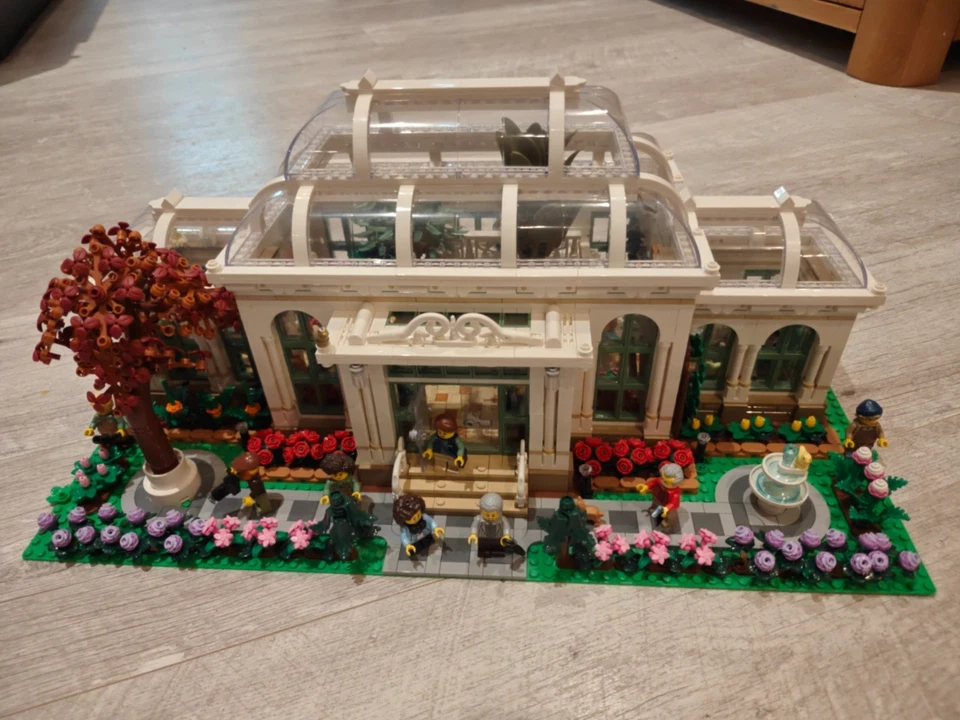 LEGO Ideas 21353 The Botanical Garden, photo 2 of 5