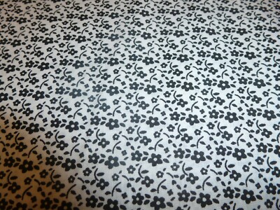 NEU Stoff 100 % Baumwolle Baumwollstoff Streublumen  schwarz weiß Patchwork