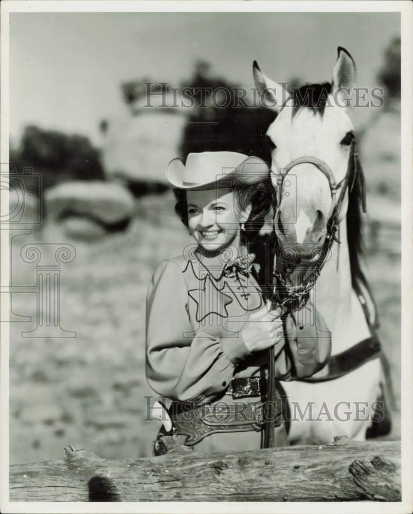 Press Photo Western star Dale Evans with her horse Buttermilk