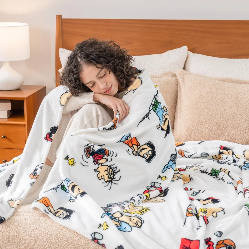 Manta de felpa Peanuts® VelvetLoft® Lindo personaje Snoopy, rayas de cacahuetes múltiples... Foto 3 de 4