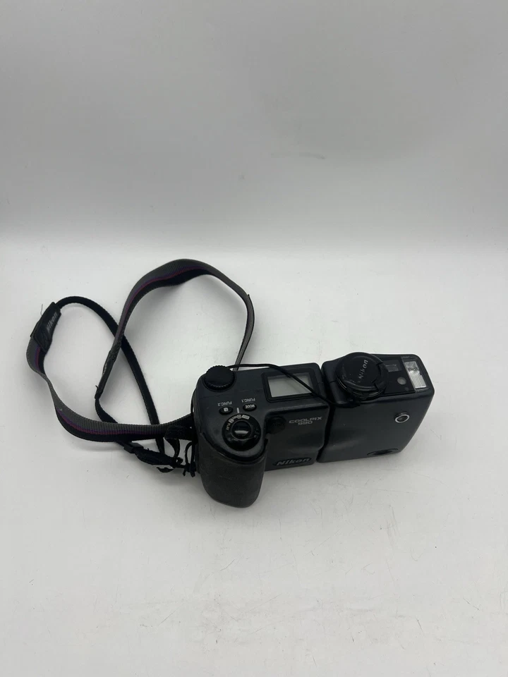 尼康 Coolpix 990 (E990) 黑色 3.34 万像素旋转数码相机 带表带 — 第 2/4 张图片