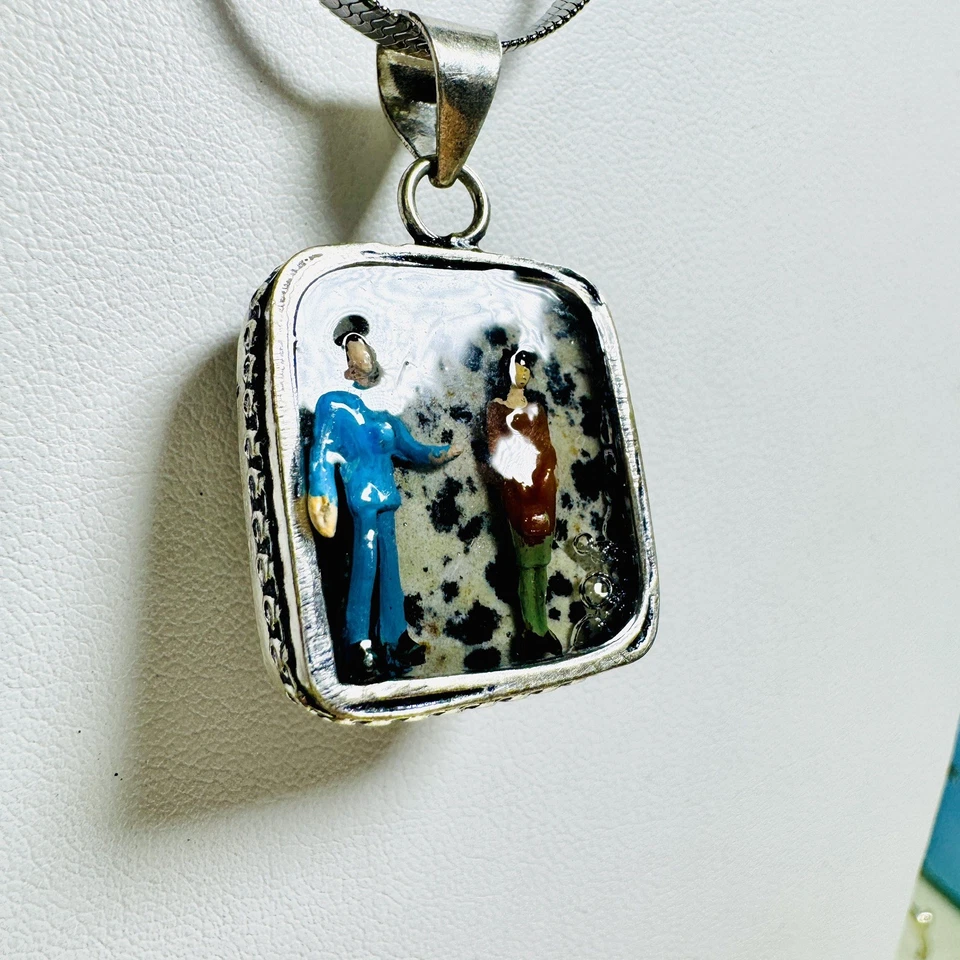 Ожерелье с миниатюрными людьми ручной работы из смолы далматинский камень единственное в своем роде двустороннее  - Изображение 3 из 4