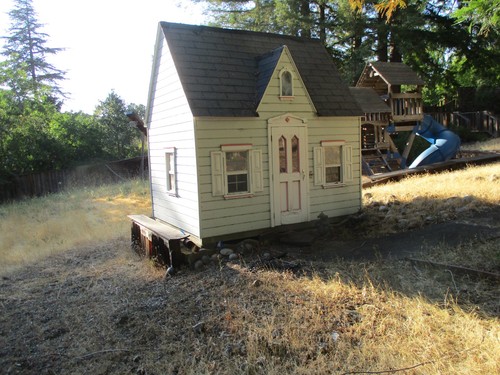 USED LILLIPUT  PRINCESS COTTAGE  W/ Ladder/Upstairs & Furniture & Door & Windows