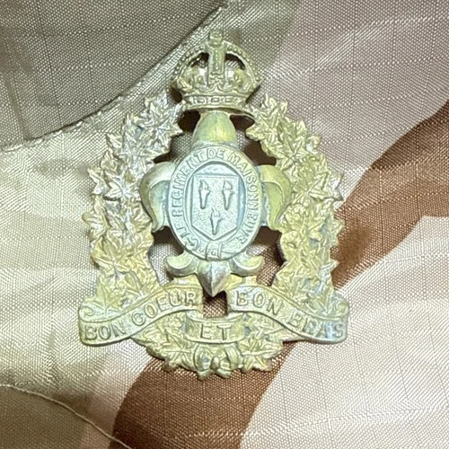 WW2 Canadian Army; Le Regiment De Maisonneuve Cap Badge, Lug Mounting