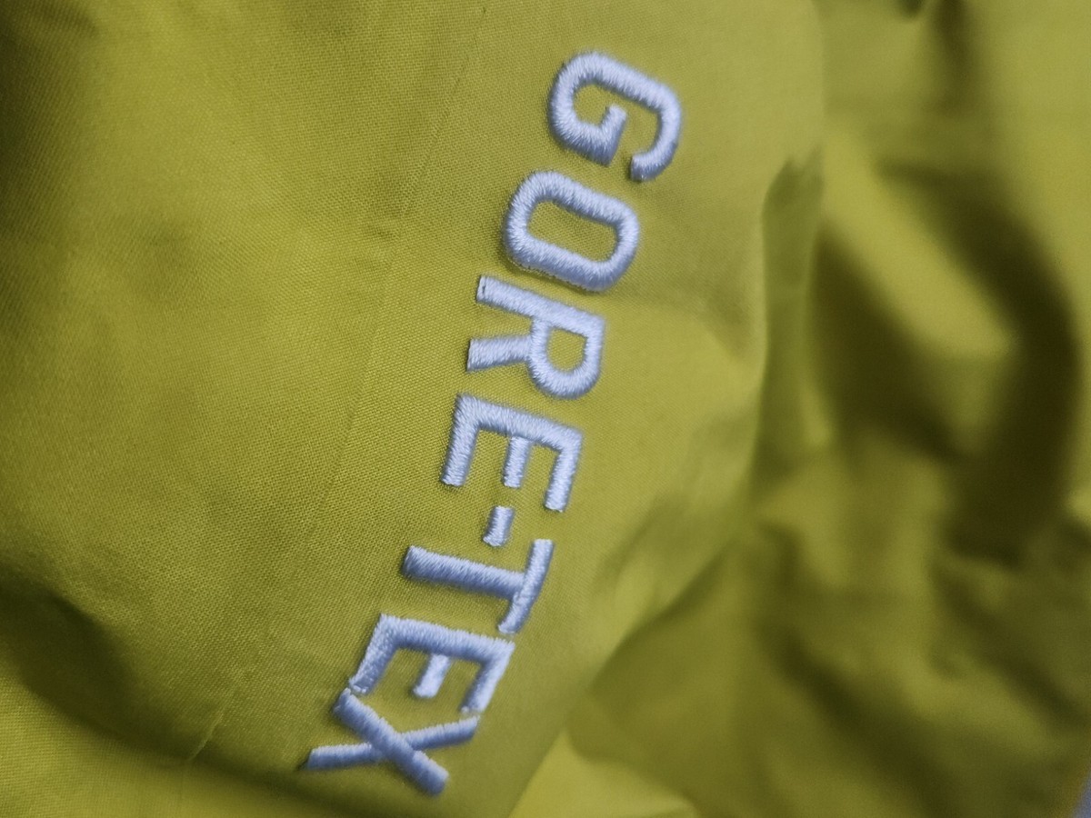 FW22 Supreme Gonz GORE-TEX Shell Jacket $498 L Large Yellow FW22 Supreme Gonz GORE-TEX Shell Jacket $498 L Large Yellow
