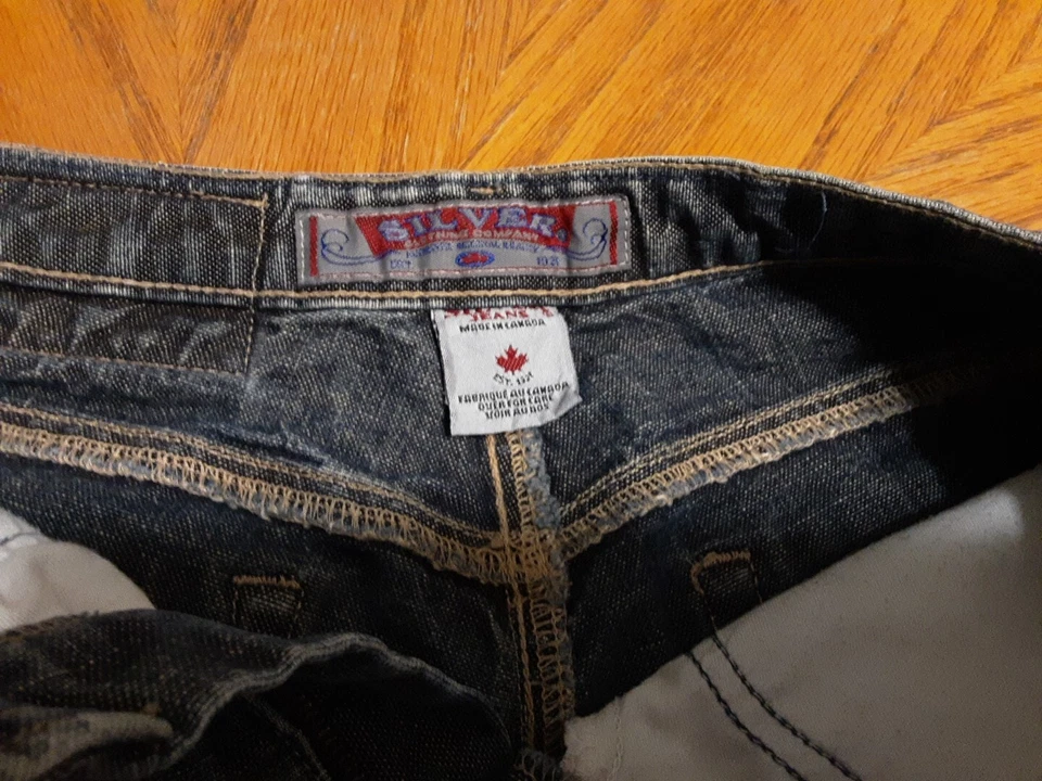 Silver Jeans Mini-Shorts Denim Hecho en Canadá Cintura 26” Elevación 10” Caderas 41” Entrepierna 3. Foto 2 de 4