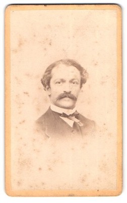 Fotografie E. Th. Schierge, Borna, Neue Pforte, Portrait Herr im Anzug mit Walr 
