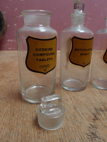 4 ANTIQUE CHEMIST SHOP BOTTLES ORIGINAL SHIELD SHAPED LABELS & GLASS STOPPERS - Foto 8 di 9