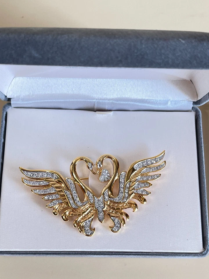 Broche Valentine Nolan Miller beijando cisnes em forma de coração cristais facetados cintilantes - Imagem 2 de 4