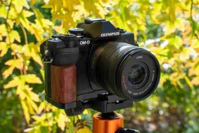 Fotodiox DLX mango de metal para cámara Olympus OM-D E-M10 Mk IV con acceso a batería