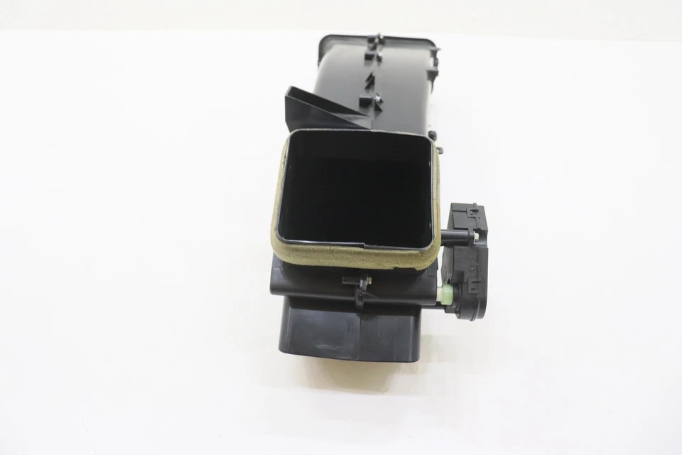 2015 - 2020 CHEVROLET SUBURBAN REAR AIR DISTRIBUTION DUCT VENT OEM 22920714 - Image 2 of 4