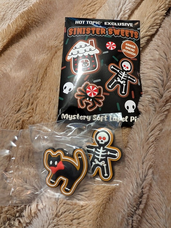 HOT TOPIC EXCLUSIVE SINISTER SWEETS GINGERBREAD SCENTED BLIND PACK PIN LOT OF 2