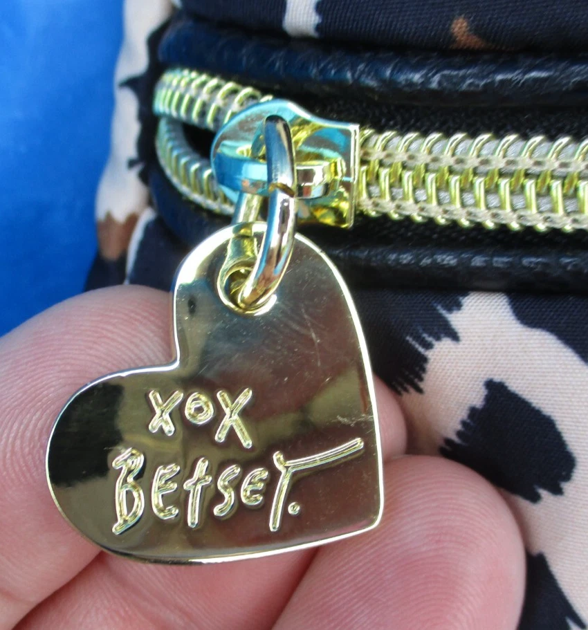 Bolso de Cosméticos Betsey Johnson Estampado Leopardo/Guepardo Nuevo con Etiquetas con Etiqueta Colgante 10.5 X 5.5 BOHO Foto 2 de 4