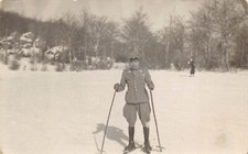 D2120) CARTOLINA FOTOGRAFIA MILITARE DIVISA SU SCI SCIATORE