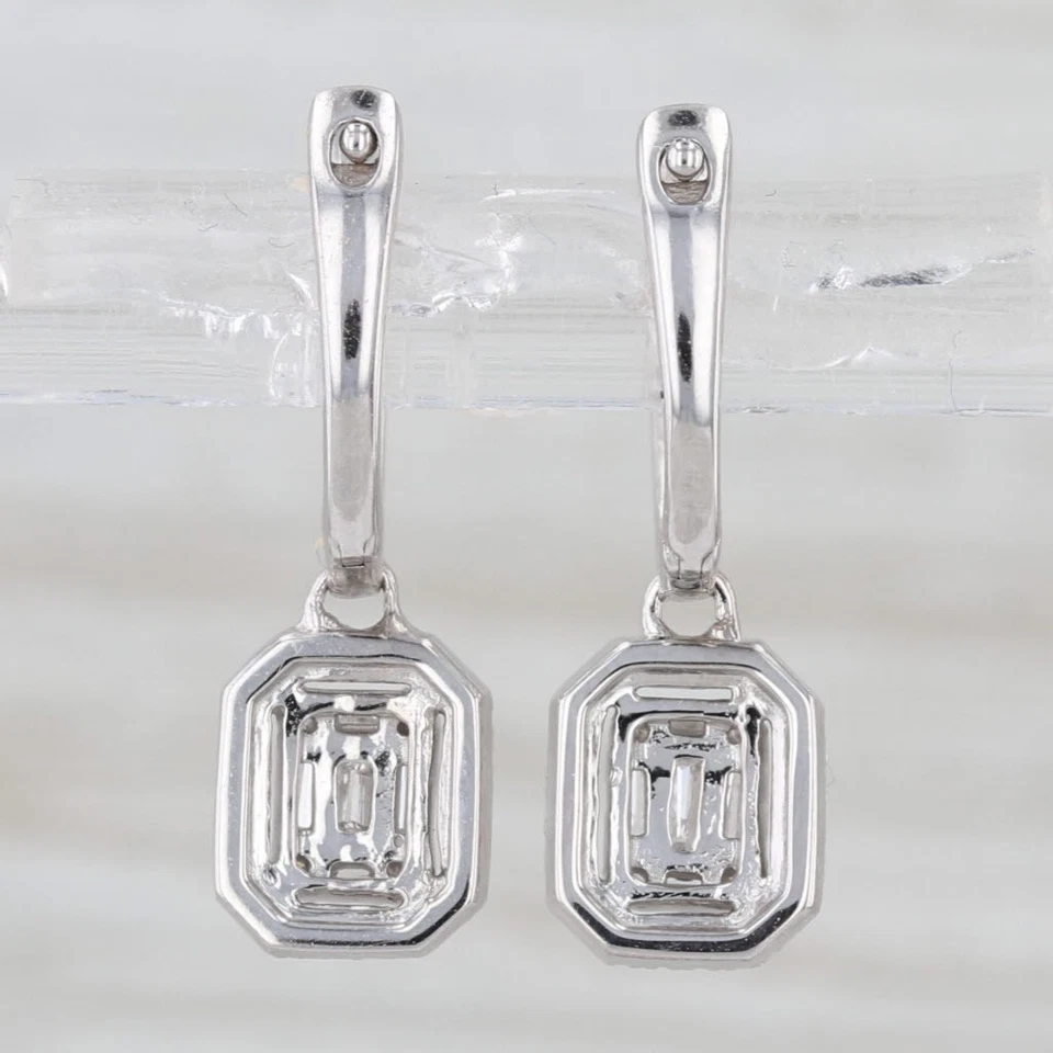 Pendientes colgantes con halo de aro de diamantes de 0,31 quilates de oro blanco de 14 k con tapa a presión Foto 3 de 4