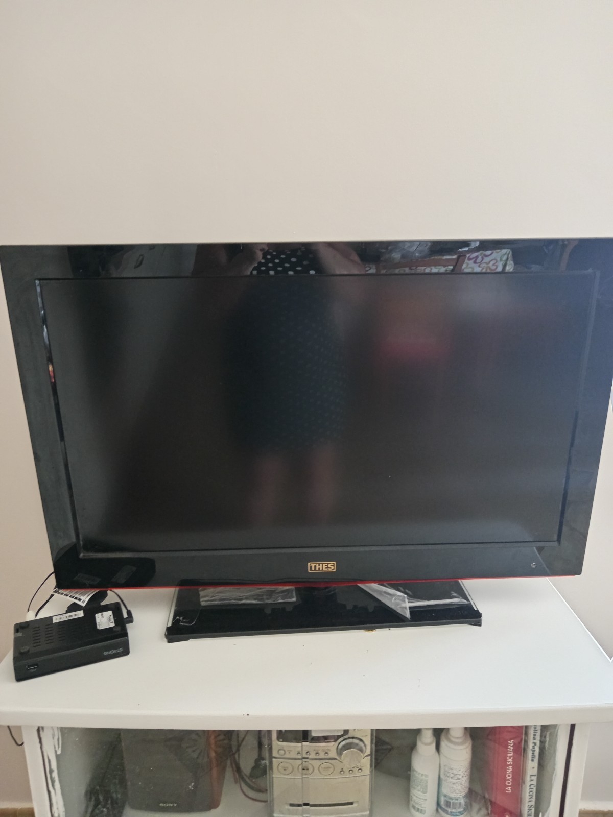 Tv Thes 32 pollici colore nero, in ottime condizioni con piedendizioni.