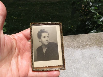 ancien petit cadre photo en laiton à posé ou suspendre 9.5 cm de H - Photo 1/4