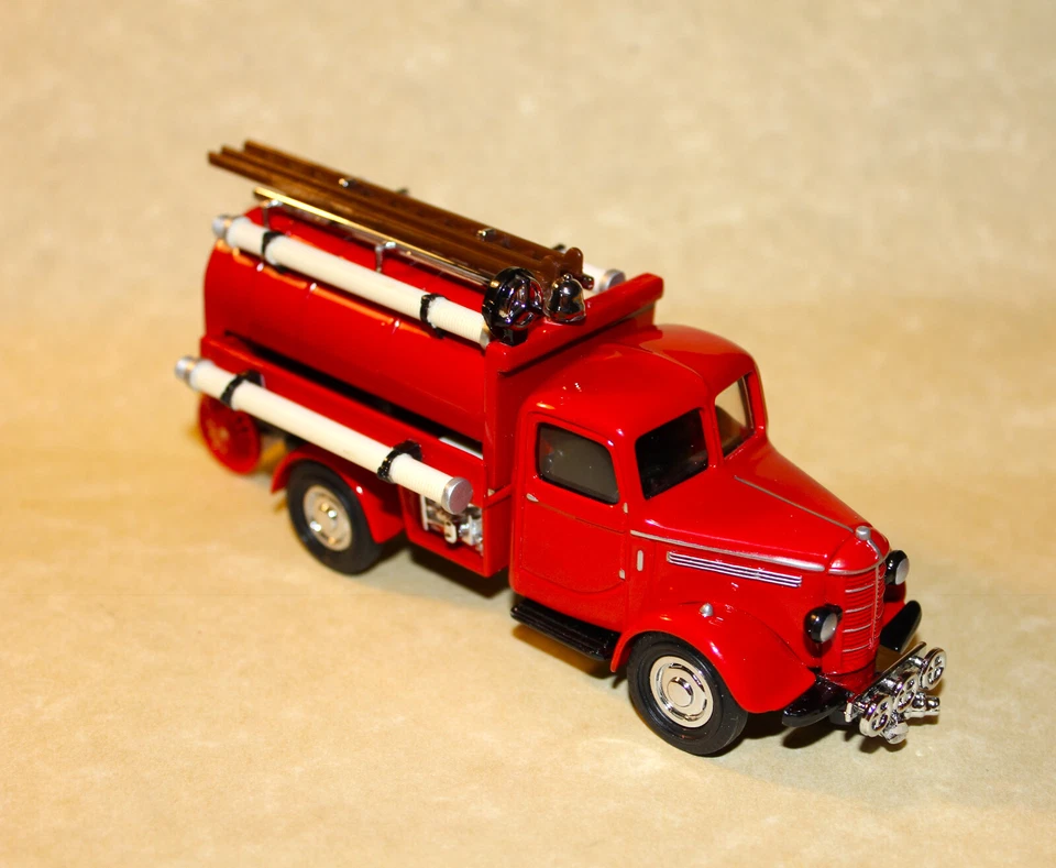 Vintage DieCast Matchbox Models of Yesteryear YFE04-M 1939 Bedford Tanker MIBOX - Image 4 of 4