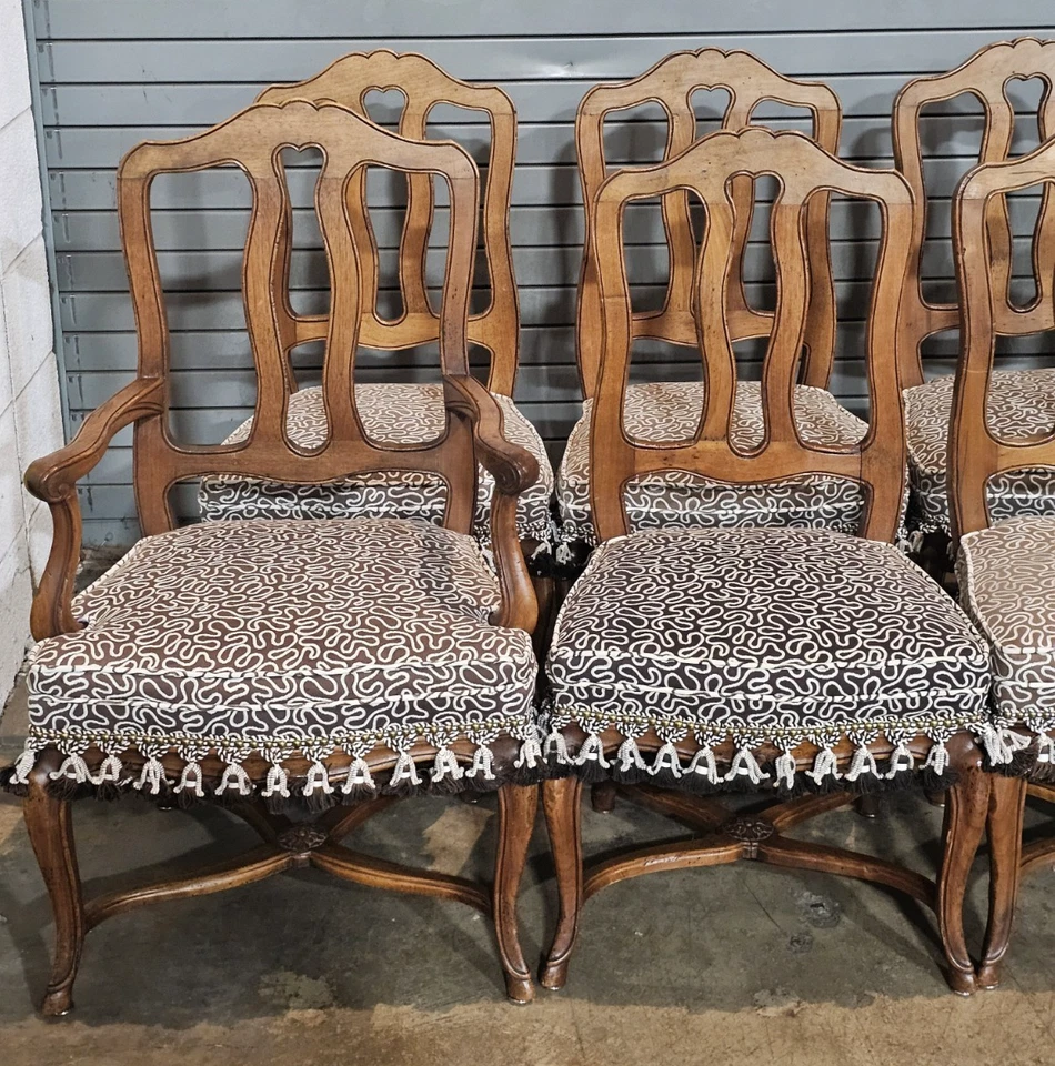 Juego de 12 sillas de comedor talladas estilo Luis XV del condado francés de nogal Foto 3 de 4