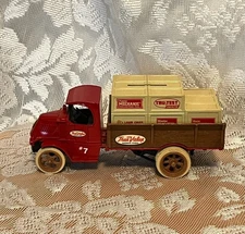1988 ERTL 1926 Mack "Bulldog" die-cast replica delivery truck True Value, clean