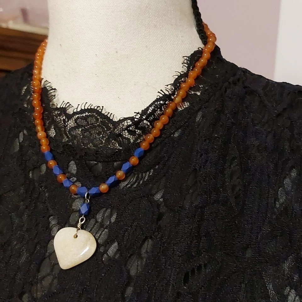 Colar de contas de vidro cornalina quartzo transparente em forma de coração tingido de azul osso - Imagem 3 de 4