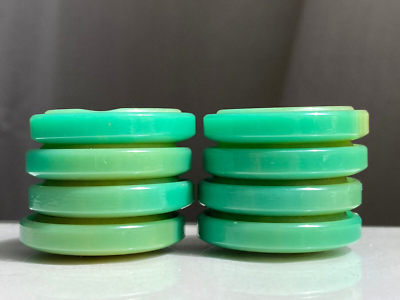 Lot De 8 Boutons Vintage En Plastique - Vert Cru Et Jaune Pâle, 31 Mm, 4 Trous (Occasion)
