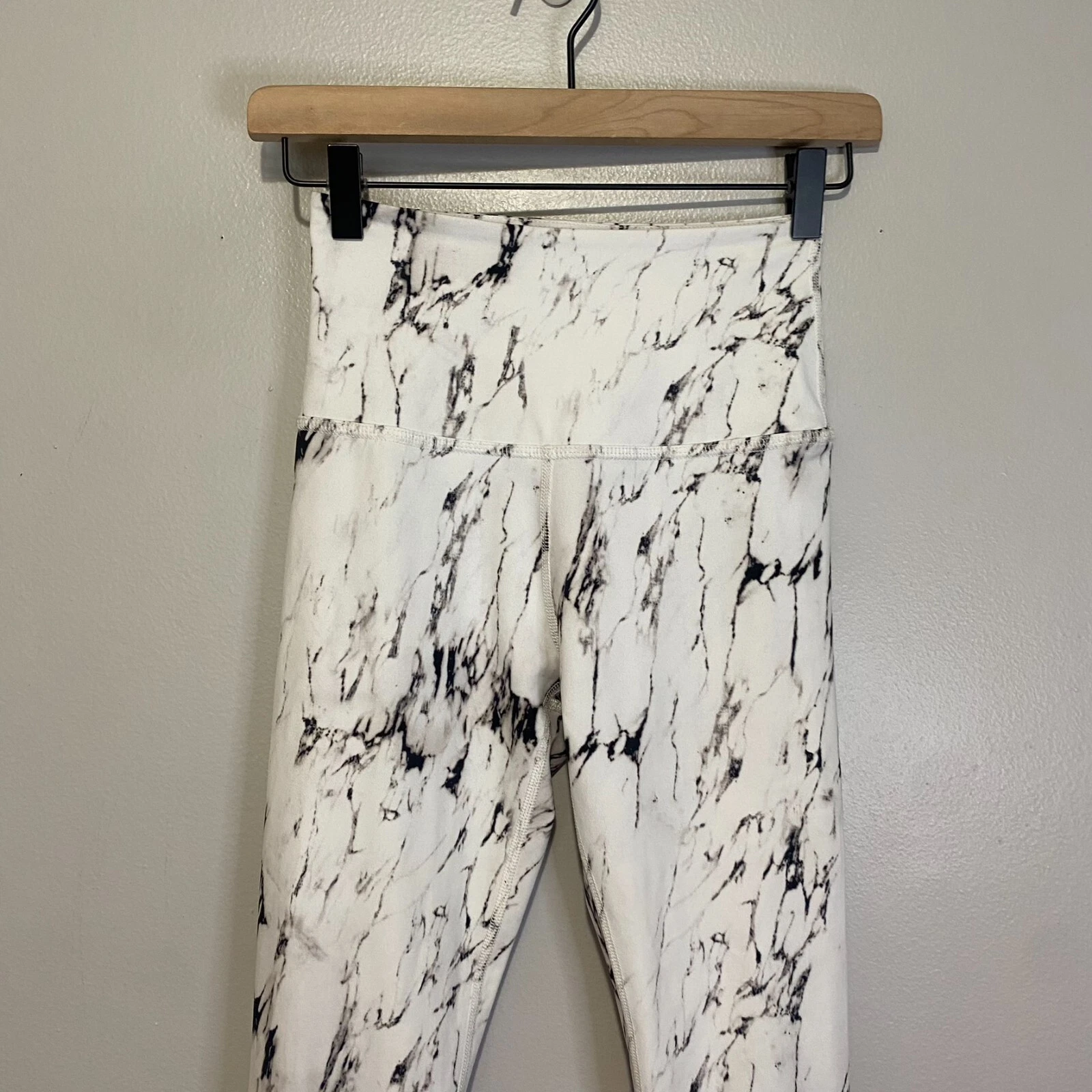 beyond-yoga olympus high-waisted marble print athletic leggings