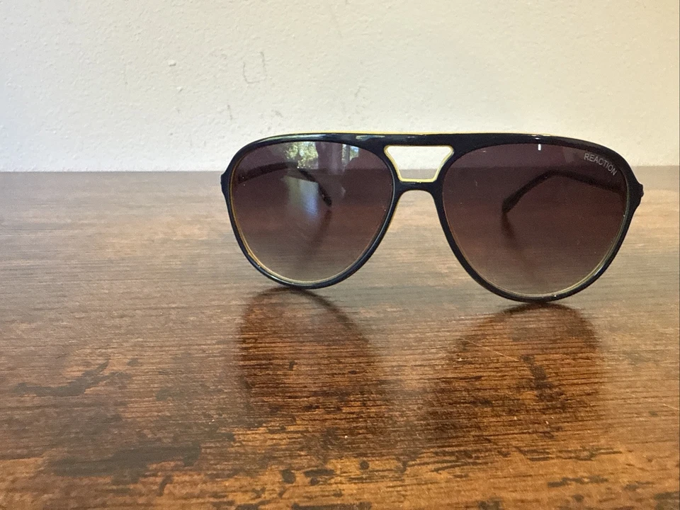 Gafas de sol Kenneth Cole Reaction para hombre de plástico aviador, azul marino/amarillo KC1242 Foto 2 de 4