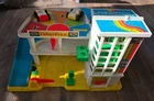 Fisher-Price Little People Garage Playset 2 Cars + 1970 Vintage Toy 3-5 Years