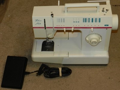 Singer FM22 C Fashion Mate Sewing Machine 22 Stitch Functions W/ Pedal WORKS