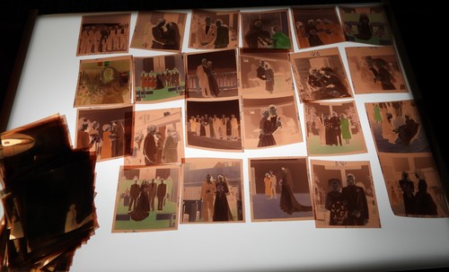 #23 Lot 99 Vintage FARB Schnappschuss Foto NEGATIVE Familie HOCHZEIT Party Zeremonie - Bild 1 von 18